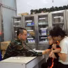 Bác sỹ tại Bệnh xá quân y đảo Song Tử Tây, huyện đảo Trường Sa thăm khám bệnh cho trẻ em trên đảo. (Ảnh: Hữu Quyết/TTXVN)