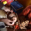 Em nhỏ uống vaccine phòng bại liệt tại Peshawar (Pakistan). (Ảnh: THX/TTXVN)