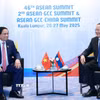 Thủ tướng Phạm Minh Chính gặp Thủ tướng Lào Sonexay Siphandone. (Ảnh: Dương Giang/TTXVN)