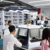 Thư viện Truyền cảm hứng của Trường Đại học Tôn Đức Thắng Thành phố Hồ Chí Minh với các dịch vụ mô phỏng theo mô hình thư viện các đại học Top 100 thế giới nhằm hỗ trợ tối đa khả năng tiếp cận và khai thác tất cả tài nguyên hiện có tại thư viện. (Ảnh: Phương Vy/TTXVN)