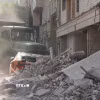 Nhân viên cứu hộ dọn đống đổ nát của tòa nhà bị sập tại Tehran, Iran sau các cuộc không kích của Israel. (Ảnh: THX/TTXVN)