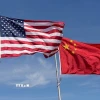 Quốc kỳ Mỹ (trái) và quốc kỳ Trung Quốc. (Ảnh: IRNA/TTXVN)