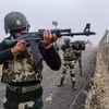 Lực lượng an ninh Ấn Độ tuần tra dọc đường Ranh giới Kiểm soát phân chia khu vực Kashmir giữa Ấn Độ và Pakistan. (Ảnh: ANI/TTXVN)