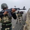Lực lượng an ninh Ấn Độ tuần tra dọc đường Ranh giới Kiểm soát phân chia khu vực Kashmir giữa Ấn Độ và Pakistan. (Ảnh: ANI/TTXVN)
