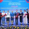 Các đại biểu Việt Nam-Lào chụp ảnh chung tại Lễ bế mạc Tuần phim Việt Nam tại Thủ đô Vientiane. (Ảnh: Đỗ Bá Thành/TTXVN)