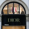Biểu tượng hãng thời trang Dior tại cửa hàng ở Milan (Italy). (Ảnh: Getty Images/ TTXVN)