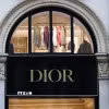 Biểu tượng hãng thời trang Dior tại cửa hàng ở Milan (Italy). (Ảnh: Getty Images/ TTXVN)