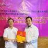 Đại sứ Vũ Trung Mỹ tặng quà Tết cho cộng đồng. (Ảnh: TTXVN phát)