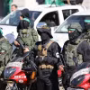 Các thành viên Lữ đoàn Al-Qassam và Al-Quds được triển khai trong lễ trao trả bốn nữ binh sỹ Israel cho Ủy ban Chữ thập Đỏ Quốc tế (ICRC) tại thành phố Gaza, ngày 25/1/2025. (Ảnh: AA/TTXVN)
