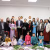 Ông Đỗ Minh Hùng, Đại sứ Việt Nam tại Anh (đứng giữa), cùng với Ban Tổ chức và các đội tham gia hội thi gói bánh chưng. (Ảnh: Hữu Tiến/TTXVN)