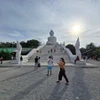 Du khách chiêm bái Tượng Phật Big Buddha trên đỉnh đồi Nakkerd ở Phuket (Thái Lan). (Ảnh: TTXVN phát)