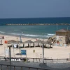 Cảnh vắng vẻ tại một bãi biển ở Tel Aviv, Israel khi chính phủ nước này ban bố tình trạng khẩn cấp, ngày 13/6/2025. (Ảnh: THX/TTXVN)