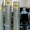 Kỹ thuật viên làm việc tại một cơ sở hạt nhân của Iran. (Ảnh: IRNA/TTXVN)