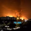 Khói lửa bốc lên từ một cơ sở khai thác dầu ở quận Shahran, Thủ đô Tehran (Iran) sau khi trúng không kích của Israel. (Ảnh: Anadolu Agency/TTXVN)