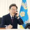 Tổng thống Hàn Quốc Lee Jae Myung trong một cuộc điện đàm. (Ảnh: Yonhap/TTXVN)