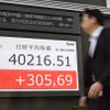 Chỉ số Nikkei-225 hiển thị trên bảng điện tử tại Tokyo. (Ảnh: Kyodo/TTXVN)