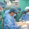 Êkíp thực hiện ca ghép tạng tại Bệnh viện Trung ương Huế. (Ảnh: TTXVN phát)