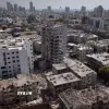 Những tòa nhà tại Bat Yam (Israel) bị hư hại sau cuộc tấn công bằng tên lửa của Iran. (Ảnh: THX/TTXVN)
