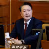 Cựu Tổng thống Hàn Quốc Yoon Suk Yeol tại một phiên điều trần ở Seoul. (Ảnh: THX/TTXVN)