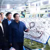 Thủ tướng Phạm Minh Chính tham quan dây chuyền sản xuất của một doanh nghiệp ở Quảng Nam hồi tháng trước. (Ảnh: Dương Giang/TTXVN)