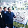 Thủ tướng Phạm Minh Chính tham quan dây chuyền sản xuất của một doanh nghiệp ở Quảng Nam hồi tháng trước. (Ảnh: Dương Giang/TTXVN)