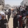 Người dân Palestine nhận hàng viện trợ từ UNRWA tại Dải Gaza. (Ảnh: IRNA/TTXVN)