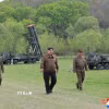Nhà lãnh đạo Triều Tiên Kim Jong-un (giữa) chỉ đạo một cuộc tập trận phản công hạt nhân với sự tham gia của các đơn vị tên lửa đa nòng siêu lớn. (Ảnh: Yonhap/TTXVN)