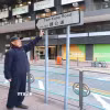 Nhà nghiên cứu Lý Minh Hán giới thiệu về phố Tam Kung, Cửu Long, Hong Kong, nơi Chủ tịch Hồ Chí Minh đã sống vào đầu những năm 1930. (Ảnh: Xuân Vịnh/TTXVN)