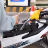 Mua, bán xăng theo giá mới tại điểm kinh doanh xăng dầu Petrolimex trên đường Trần Hưng Đạo, quận Hoàn Kiếm (Hà Nội). (Ảnh: Lê Đông/TTXVN)