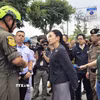 Thủ tướng Thái Lan Paetongtarn Shinawatra thị sát hiện trường vụ sập tòa nhà tại Bangkok ngày 31/3/2025. (Ảnh: Kyodo/TTXVN)