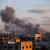 Khói bốc lên sau cuộc không kích của Israel tại trại tị nạn Jabalia, Dải Gaza. (Ảnh: THX/TTXVN)