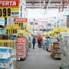 Người tiêu dùng chọn mua hàng tại cửa hàng bán sỉ ở Buenos Aires (Argentina). (Ảnh: Reuters/TTXVN)
