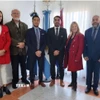 Ông Ngô Mạnh Khôi - Tham tán Thương mại, trưởng Cơ quan Thương vụ Việt Nam tại Argentina; ông Mauro Daniele - Thị trưởng Las Varillas; ông Patricio Olmedo - Thị trưởng Manfredi và Giáo sư Marcia Daniele - Giám đốc Học viện Nghiên cứu Phương Đông (ISEO). (Ảnh: Cơ quan thương vụ Việt Nam tại Argentina/TTXVN phát)