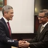 Ông Hang Chuon Naron - Phó Thủ tướng kiêm Bộ trưởng kiêm Bộ trưởng Giáo dục, Thanh niên và Thể thao Campuchia (phải) tiếp Đại sứ Việt Nam tại Campuchia Nguyễn Minh Vũ tại trụ sở Bộ. (Ảnh: Quang Anh/TTXVN)