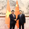 Viện trưởng Viện Kiểm sát Nhân dân Tối cao Nguyễn Huy Tiến (trái) chào xã giao Ủy viên Bộ Chính trị, Bí thư Ủy ban Chính pháp Trung ương Đảng Cộng sản Trung Quốc Trần Văn Thanh. (Ảnh: Công Tuyên/TTXVN)