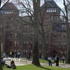 Sinh viên trong khuôn viên Đại học Harvard ở Cambridge, bang Massachusetts (Mỹ) ngày 15/4/2025. (Ảnh: Reuters/TTXVN)
