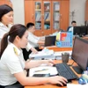 Cán bộ, công chức Cục Thuế tỉnh Hòa Bình rà soát, chuẩn hóa dữ liệu mã số thuế. (Ảnh: Phạm Hậu/TTXVN)