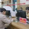 Người dân đến nộp tiền vi phạm tại một bộ phận xử lý phạt nguội qua camera giám sát giao thông. (Ảnh: Đinh Thùy/TTXVN)