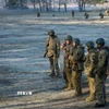 Binh sỹ Ukraine tham gia buổi huấn luyện ở ngoại ô Kiev ngày 21/11/2023. (Ảnh: AFP/TTXVN)