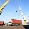 Bốc dỡ hàng hóa tại cảng Phước Long ICD, thành phố Thủ Đức (Thành phố Hồ Chí Minh). (Ảnh: Hồng Đạt/TTXVN)