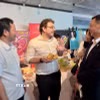 Ông Virgile Prod'Homme - Giám đốc nghiên cứu Alliance Francaise Singapore thích thú với món bánh mỳ Việt Nam. (Ảnh: Đỗ Vân/TTXVN)