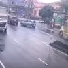 Hãi hùng cả loạt ôtô mất lái "húc" vào nhau trên con đường trơn trượt