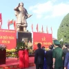 Dâng hoa trước tượng đài Quang Trung-Nguyễn Huệ, trong khu vực Bảo tàng Quang Trung, thị trấn Phú Phong, huyện Tây Sơn (Bình Định), tháng 2/2021. (Ảnh: Phạm Kha/TTXVN)