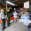 Đối tượng Thảo và tang vật liên quan được tập kết tại ngôi nhà bên cạnh. (Nguồn: Báo Quảng Ninh)