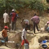 Người dân đào đất tìm vàng tại một quốc gia châu Phi. (Ảnh minh họa: AFP/TTXVN)