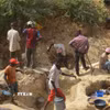 Người dân đào đất tìm vàng tại một quốc gia châu Phi. (Ảnh minh họa: AFP/TTXVN)