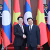 Chủ tịch nước Lương Cường và Tổng Bí thư, Chủ tịch nước Lào Thongloun Sisoulith chụp ảnh chung. (Ảnh: Lâm Khánh/TTXVN)