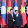 Chủ tịch nước Lương Cường và Tổng Bí thư, Chủ tịch nước Lào Thongloun Sisoulith chụp ảnh chung. (Ảnh: Lâm Khánh/TTXVN)