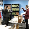 Chuyên gia sử học Liên hợp quốc (phải) giới thiệu với đoàn cán bộ Việt Nam các tư liệu về Việt Nam tại Liên hợp quốc. (Ảnh: Thanh Tuấn/TTXVN)