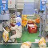Đóng gói gạo xuất khẩu tại nhà máy của Công ty Lương thực Thạo Sơn. (Ảnh: Công Mạo/TTXVN)